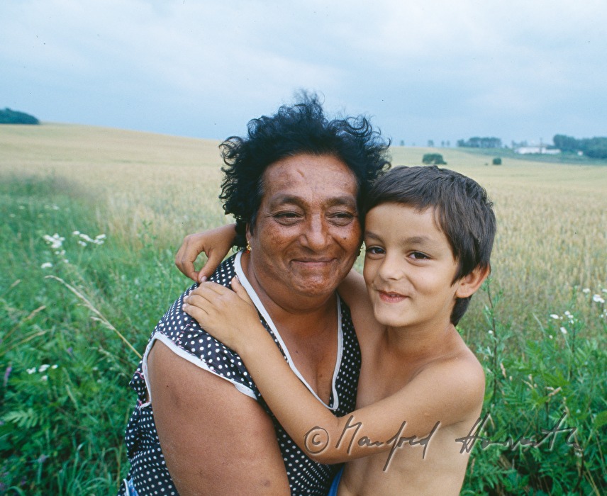 Grossmutter mit Enkel der ethnischen Gruppe der Roma