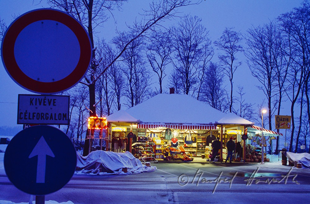 Kiosk am Strassenrand mit Verkehrszeichen