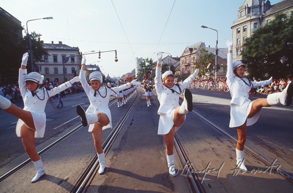 Tänzerinnen beim Umzug des Blumenkarneval