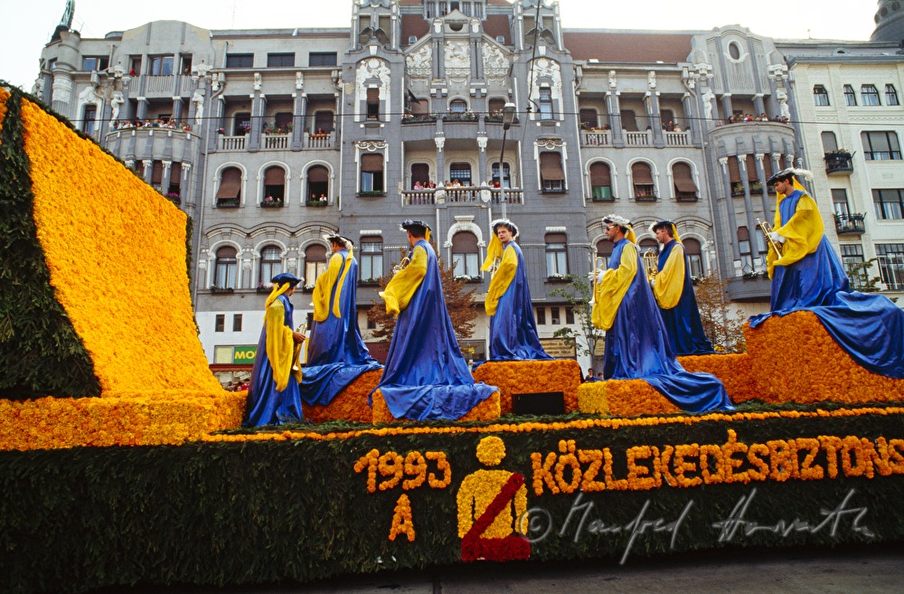 Umzugswagen mit Musikern beim Blumenkarneval