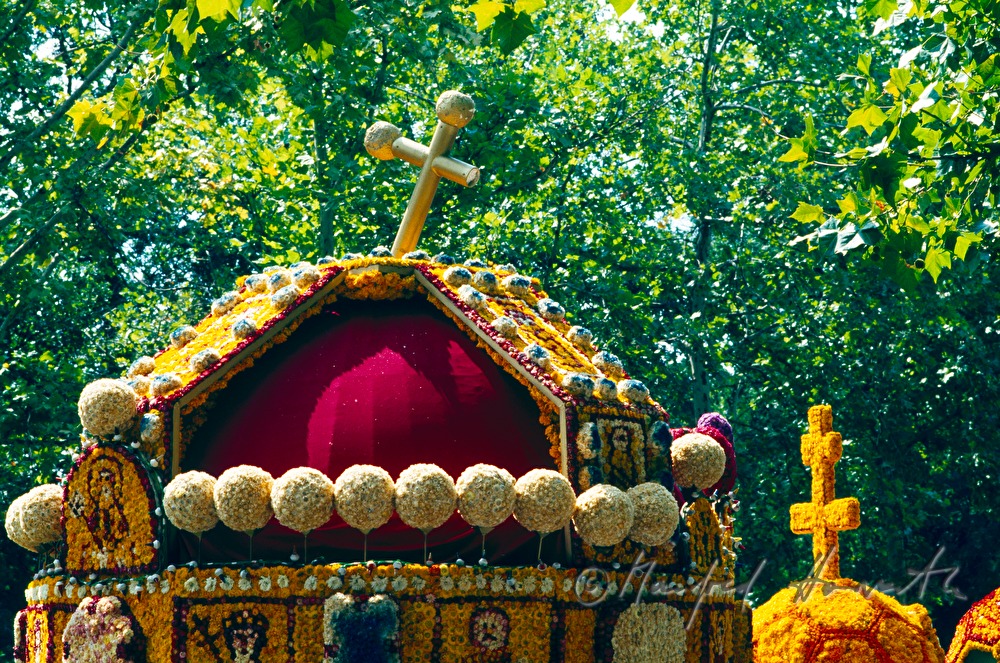 Stefanskrone aus Blumen beim Umzug des Blumenkarneval