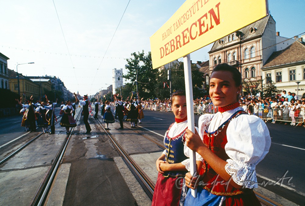 Tänzerinnen beim Umzug des Blumenkarneval
