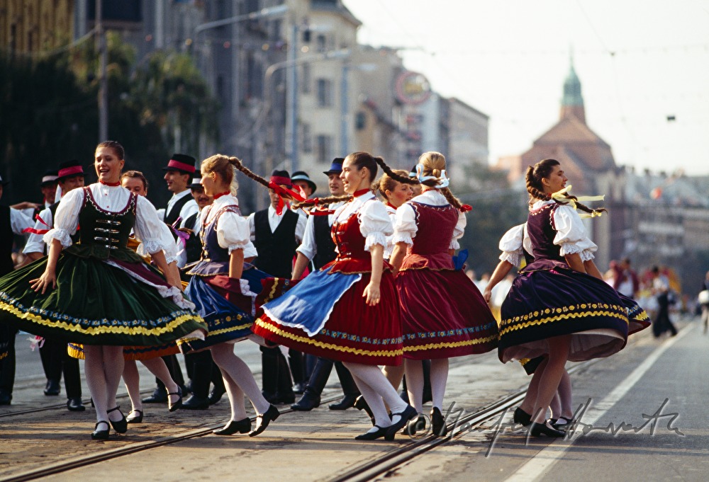 Tänzerinnen beim Umzug des Blumenkarneval