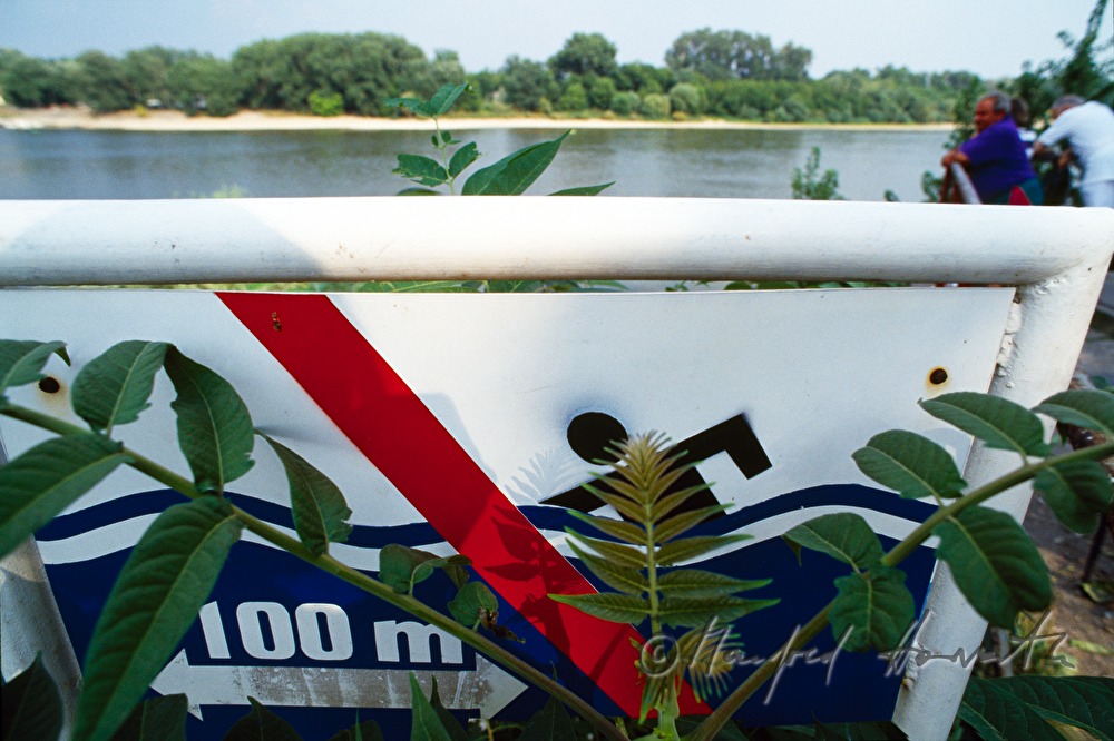 Schwimmverbotstafel am Ufer der Donau