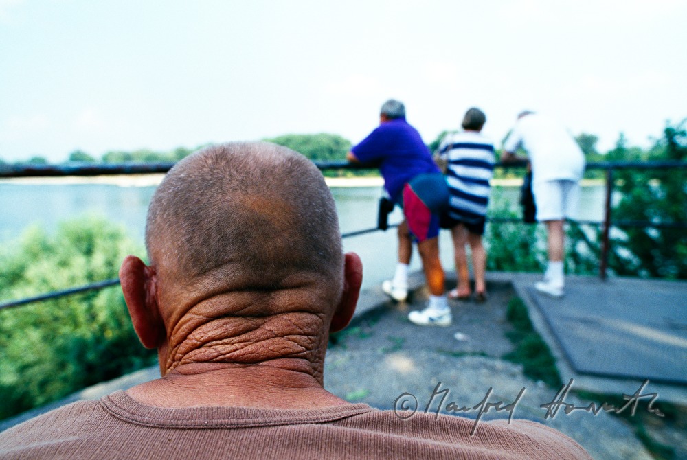 Spaziergänger an der Donaupromenade