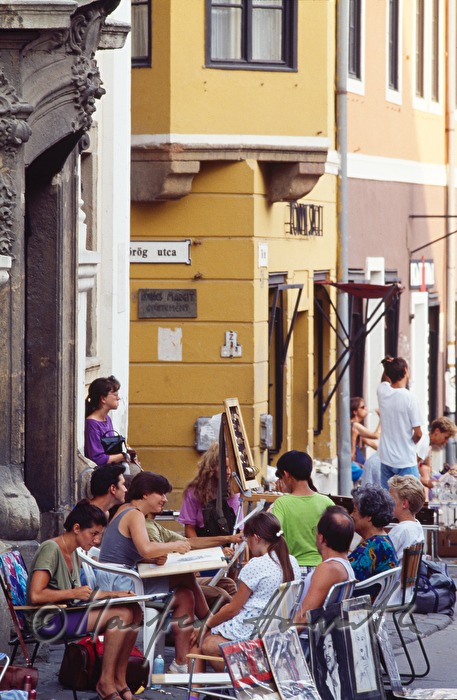 Spaziergänger flanieren in der Innenstadt