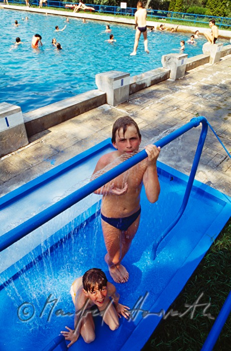 Buben in der Dusche des Schwimmbades