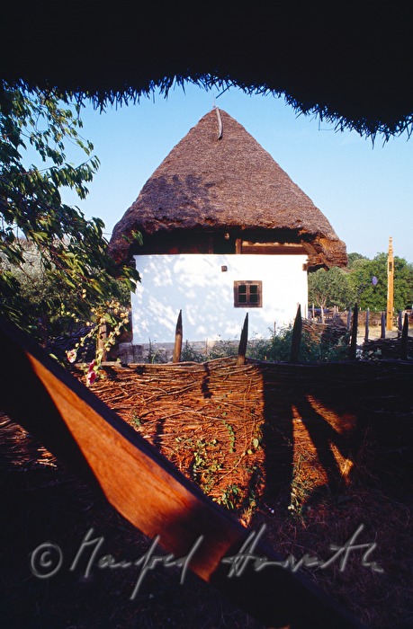 Glockenturm mit Schilfdach aus Nemesborzova