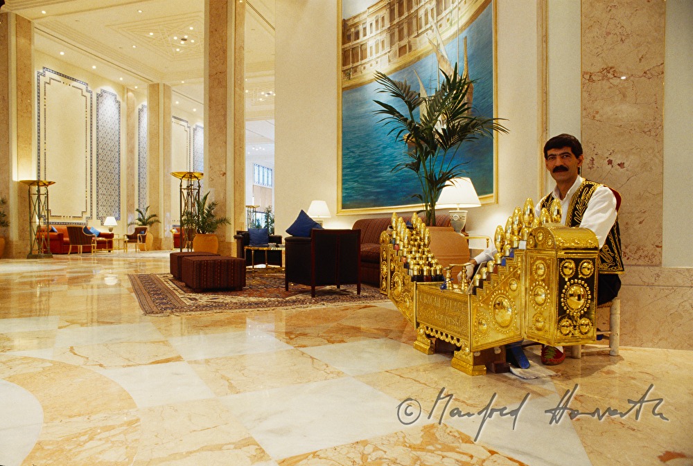 Schuhputzer im Hotel Ciragan Palace Kempinski