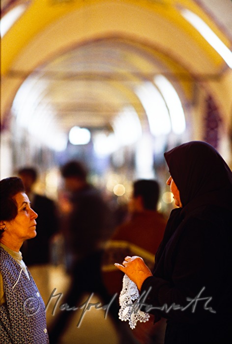 Frauen in der Hauptstrasse (Eski Bedesten)