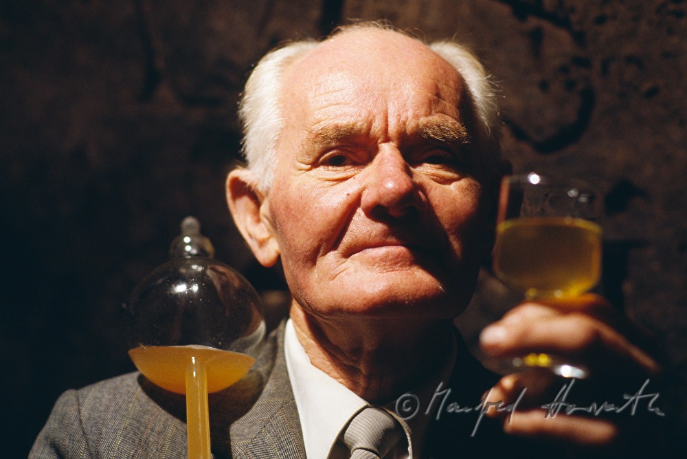 Winzer entnimmt eine Weinprobe