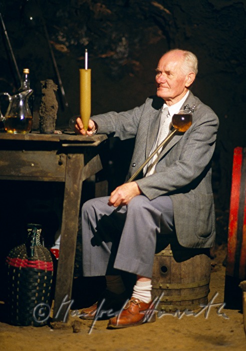 Winzer bei der Wein-Analyse im Weinkeller