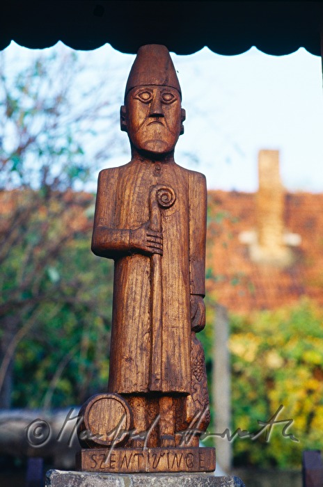 Wein-Skulptur vor einem Winzerhaus
