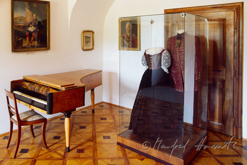 Széchenyi-Museum: Flügel und Gewänder