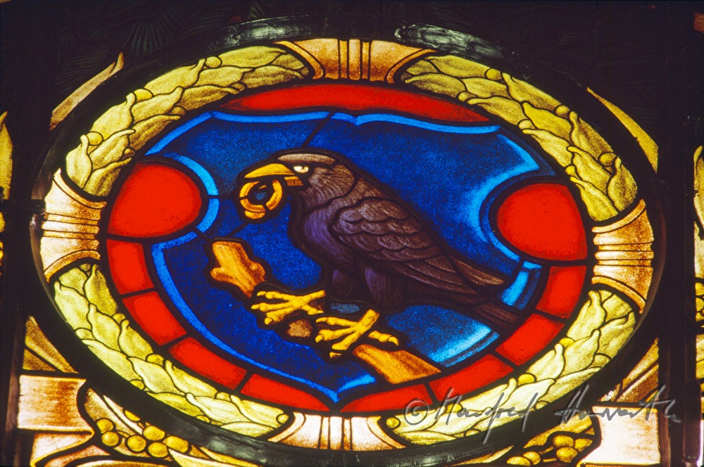 Glasfenster im Foyer (diebischer Rabe)