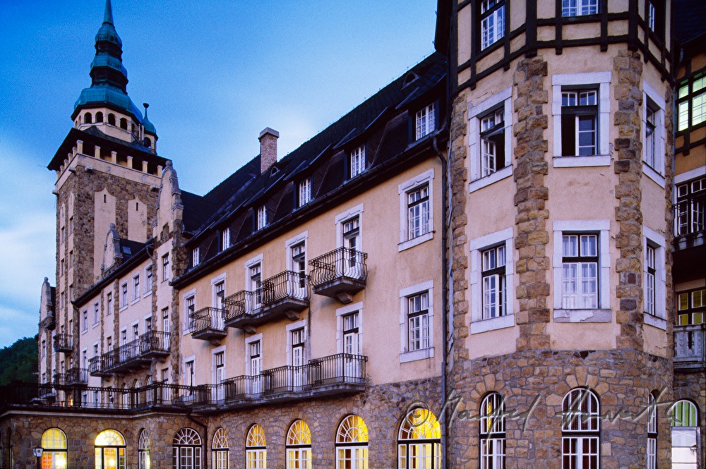 Hauptfassade mit Turm