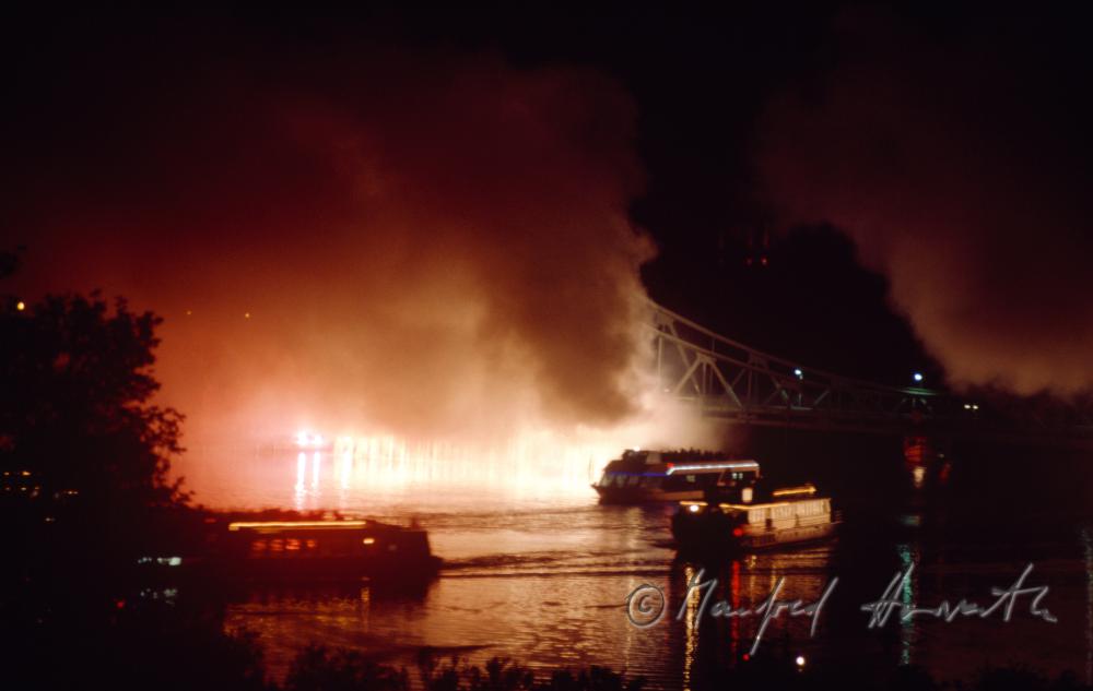 Glienicker Brücke bei einem Feuerwerk