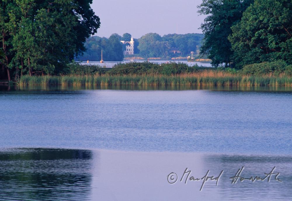 Blick vom Heiligensee auf Schloss Pfaueninsel