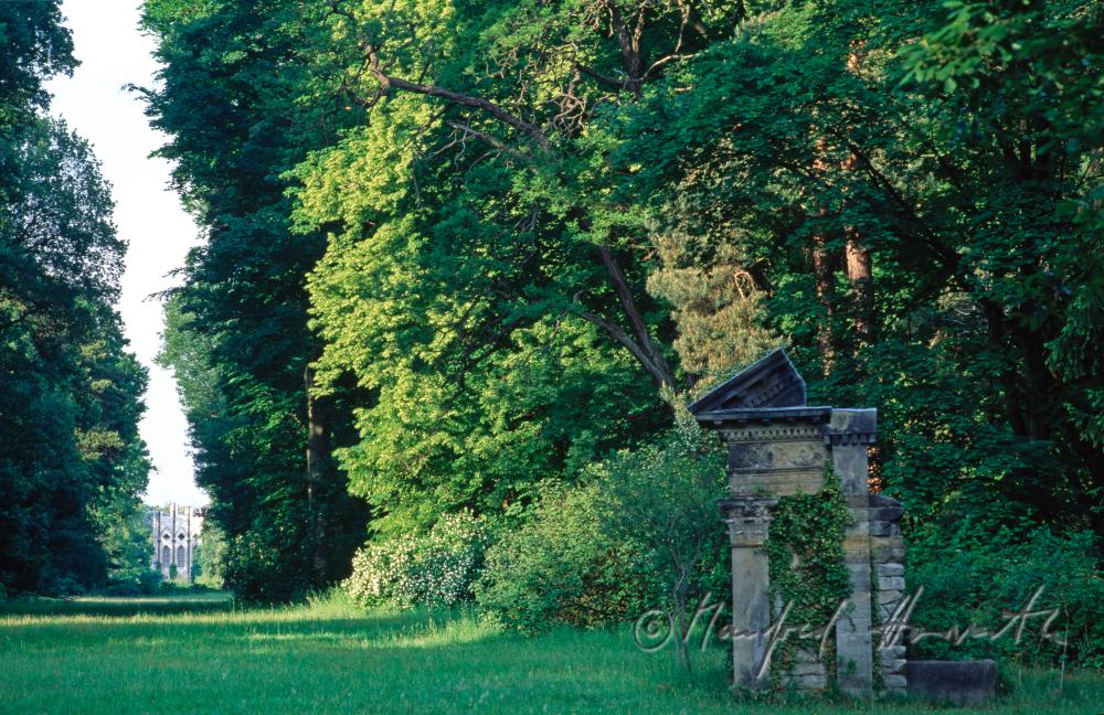 Sichtachse mit Meierei und Ruinen
