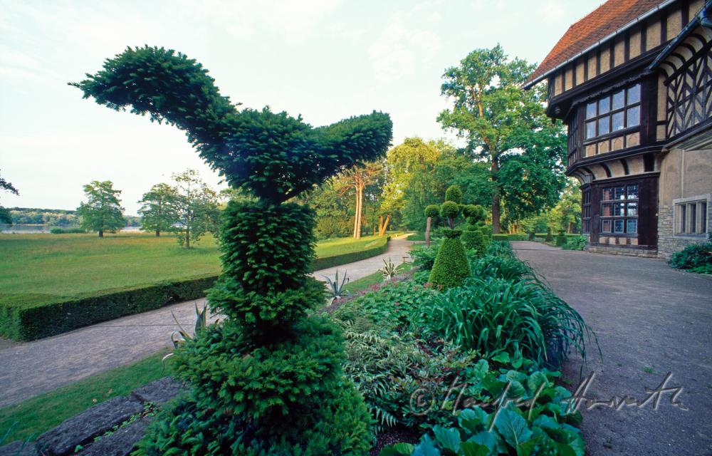 Schloss Cäcilienhof, Garten mit Puchs-Figuren