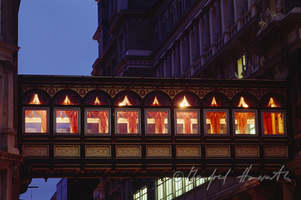 Charing Cross Hotel, Gang