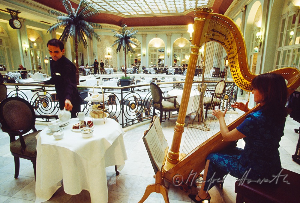 Hotel Waldorf, Harfinistin im Teesalon