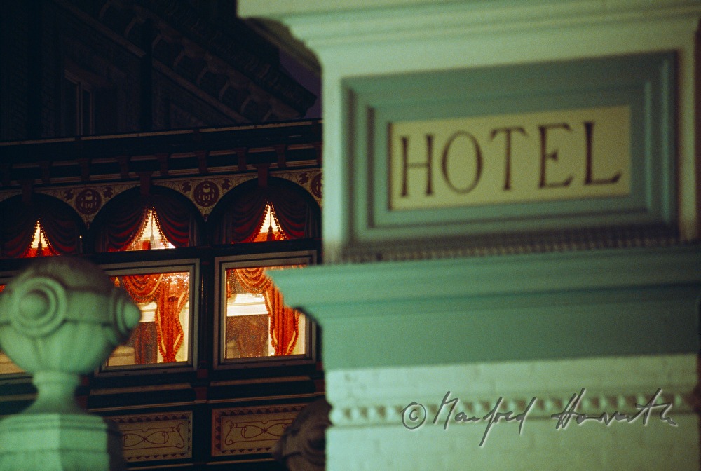 Charing Cross Hotel, Gang