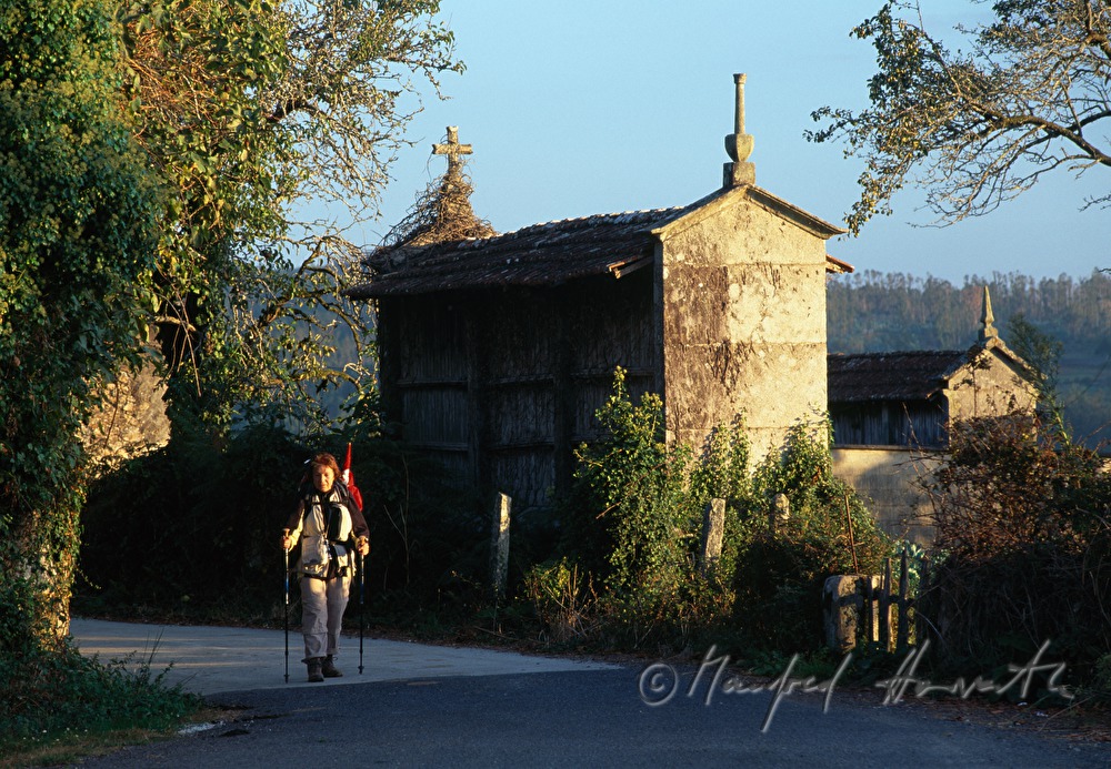 Pilger mit Rucksack und traditioneller Maistrockner (Hòrrero)