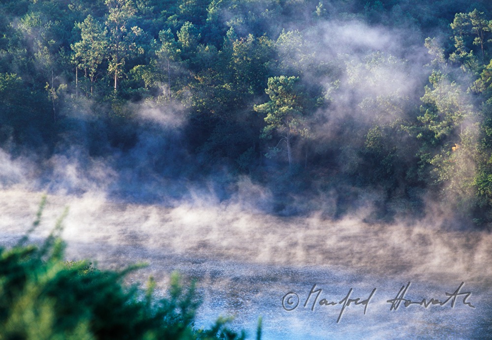 der Fluss Rio Hospital dampft am Morgen