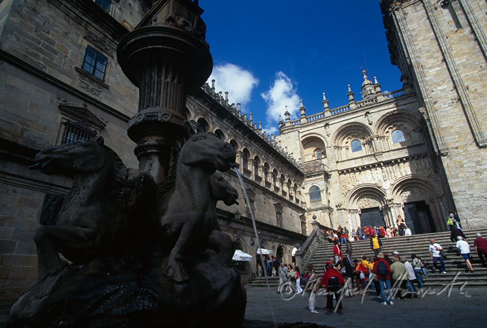 Pilger am Platz vor der Kathedrale