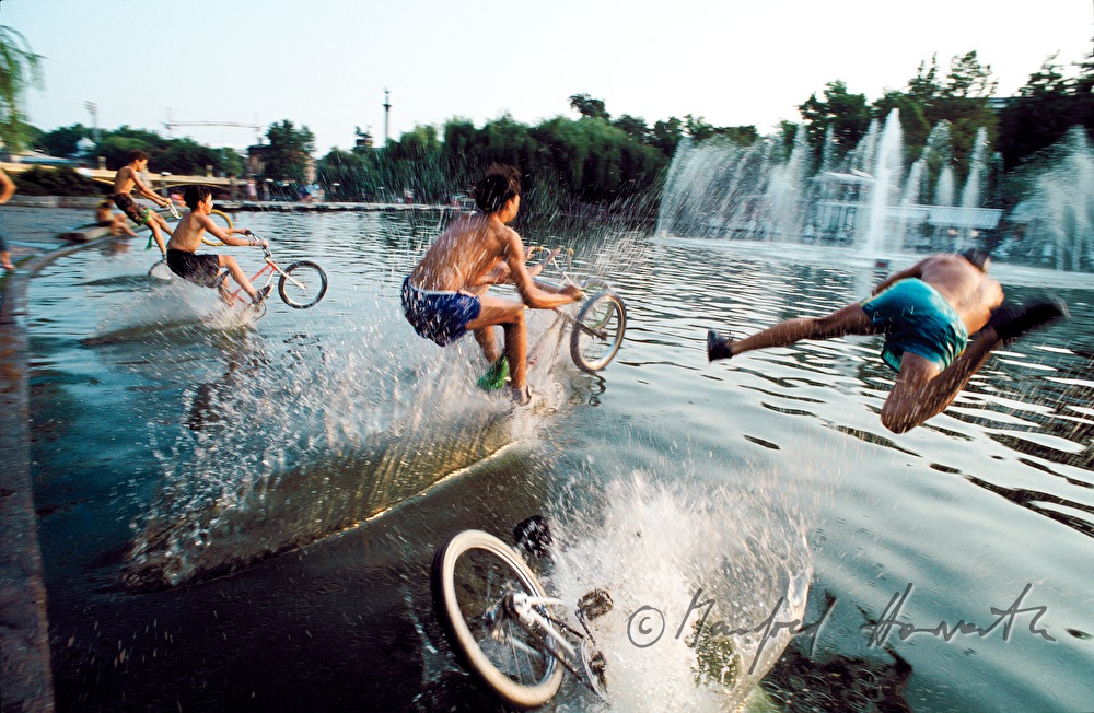 Fahrradakrobaten springen in See