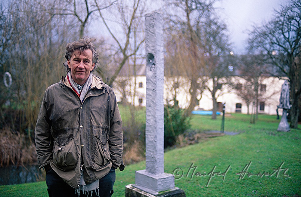 Maler Gunter Damisch in seinem Skulpturengarten
