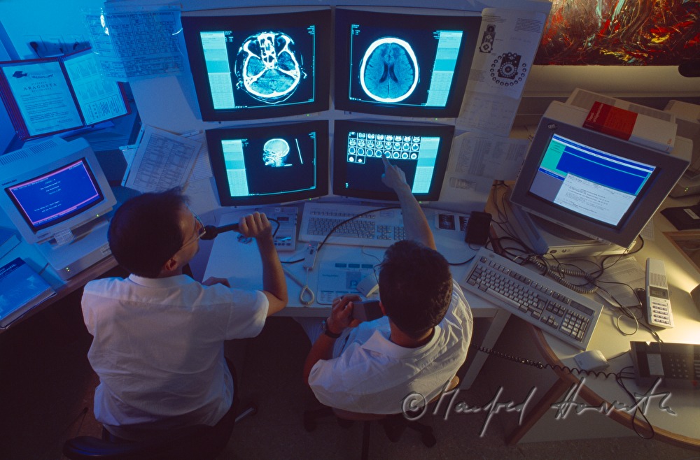 Radiologen bei der Analyse von Röntgenbildern