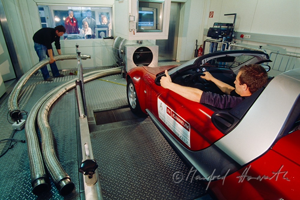 Studenten der Fahrzeugtechnik bei einem Abgastest