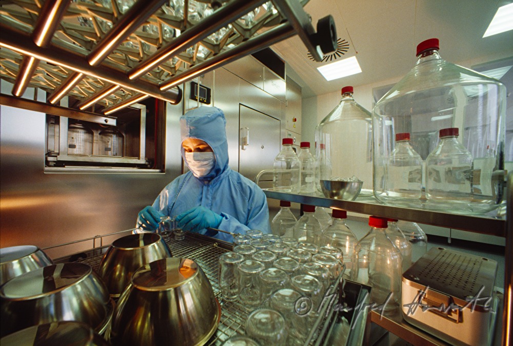 Biochemikerin beim Autoklaven