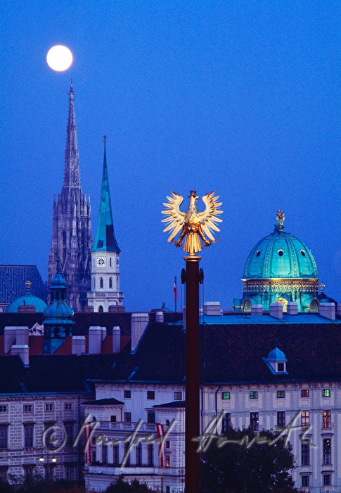 Stephansdom, Michaelerkirche, Bundeswappen und Michaelerkuppel