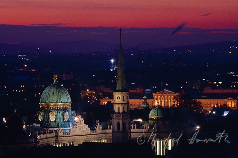 Michaelerkuppel, Michaelerkirche und Parlament
