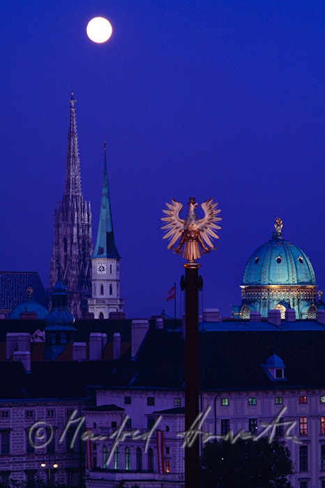 Stephansdom, Michaelerkirche, Bundeswappen und Michaelerkuppel
