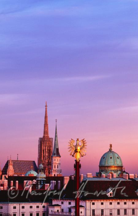Stephansdom, Michaelerkirche, Bundeswappen und Michaelerkuppel