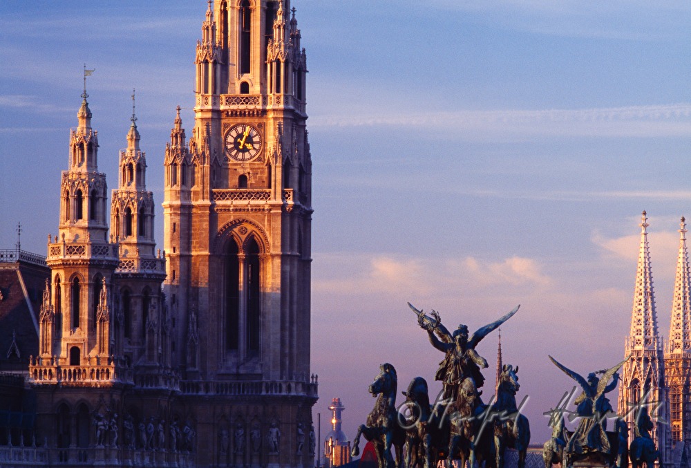 Blick vom Parlament mit Dachfigur