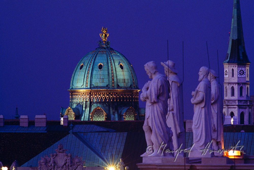 Michaelerkuppel, Michaelerkirche und Dachfiguren der Hofburg
