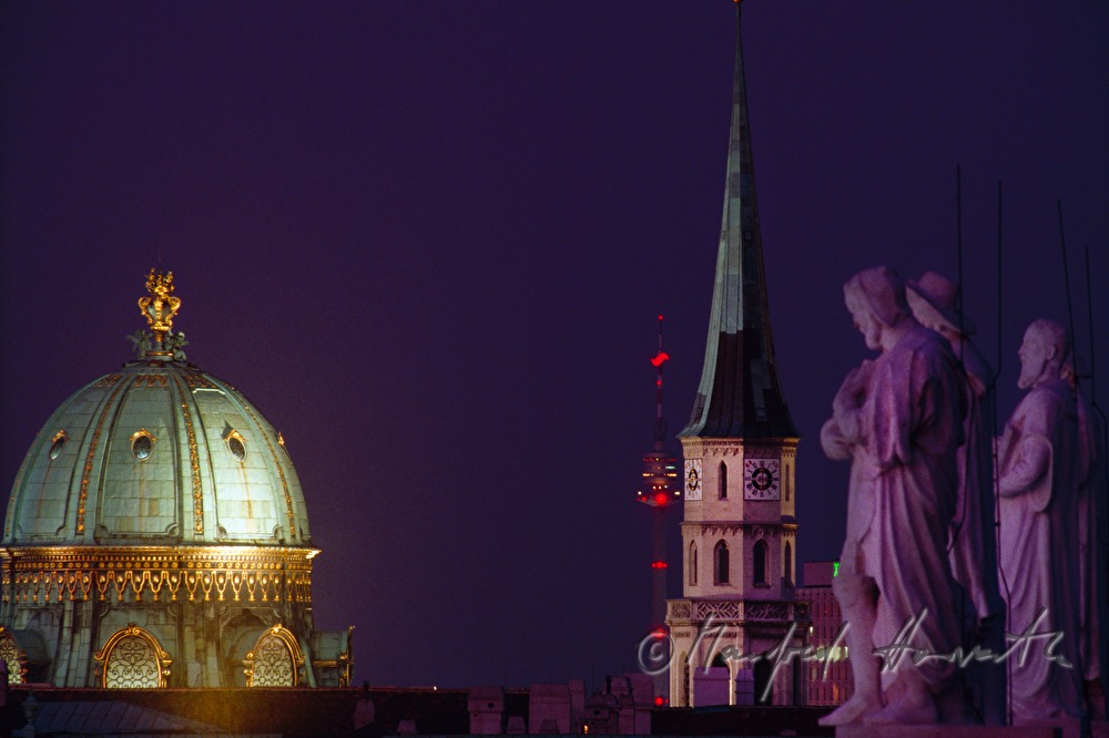 Michaelerkuppel, Michaelerkirche und Dachfiguren der Hofburg