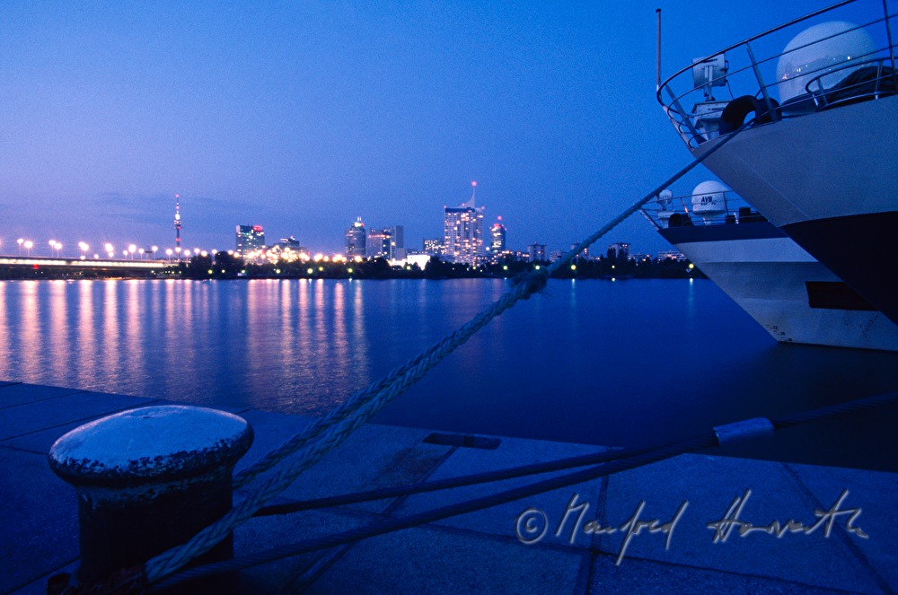 Blick vom Hafen in Richtung Kaisermühlen