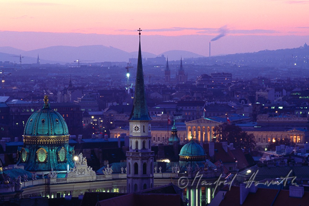Michaelerkuppel, Michaelerkirche und Parlament
