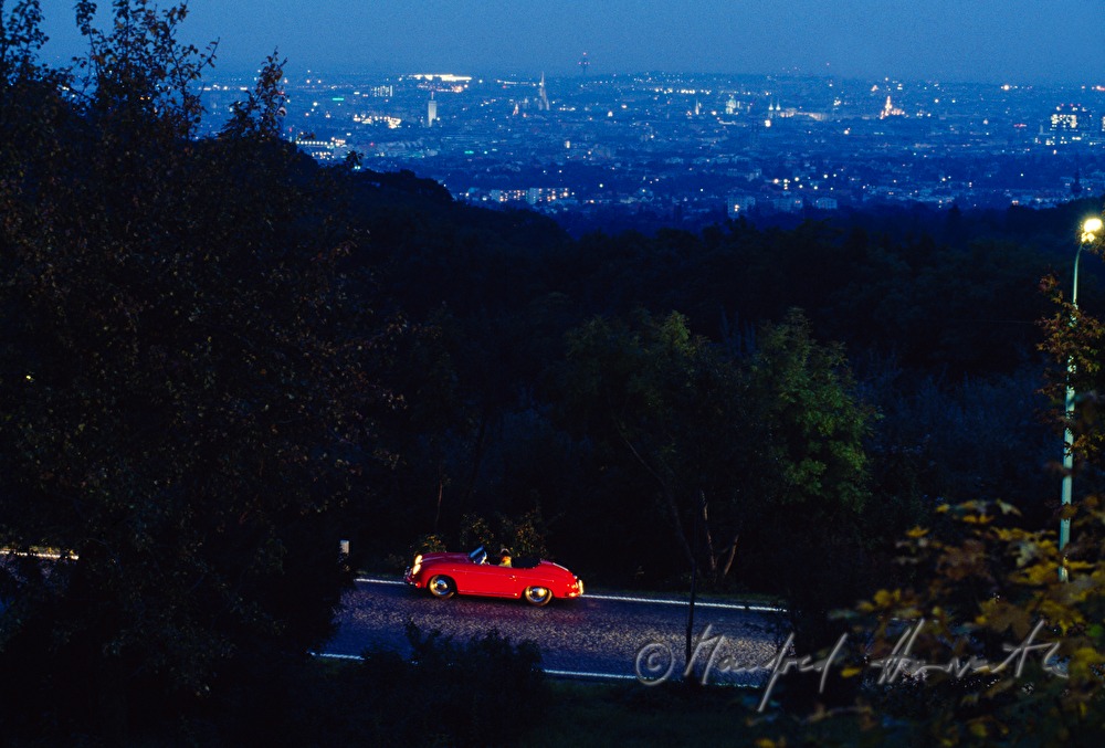 Porsche vor dem Stadt-Panorama