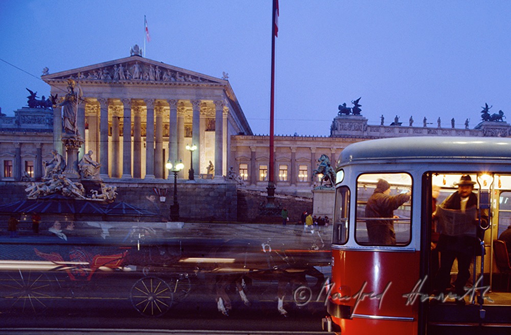 Strassenbahn vor dem Parlament