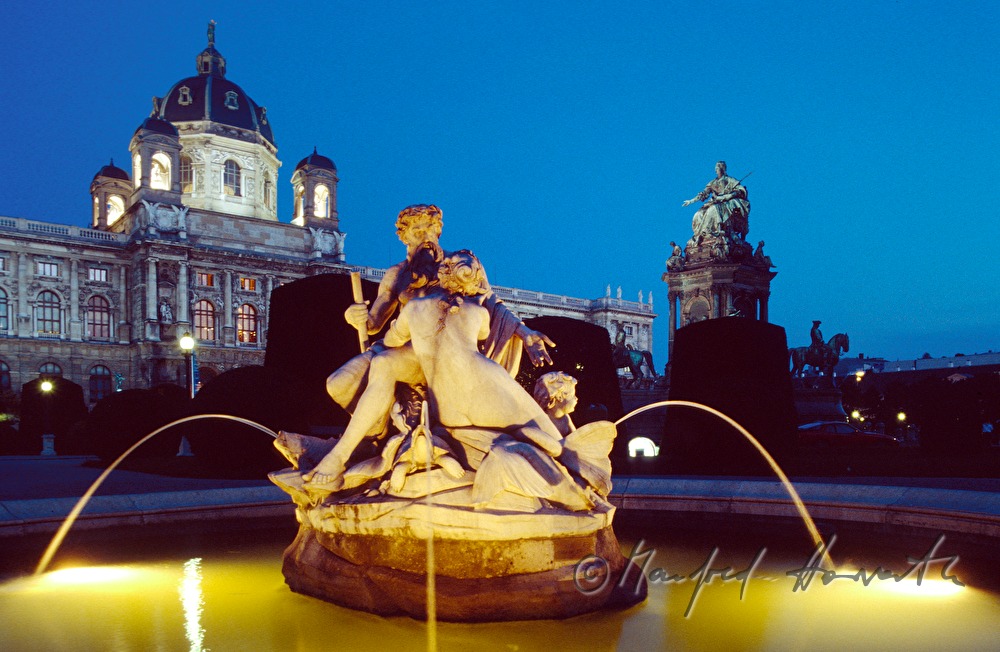 Kunsthistorisches Museum, Brunnen am Theresienplatz
