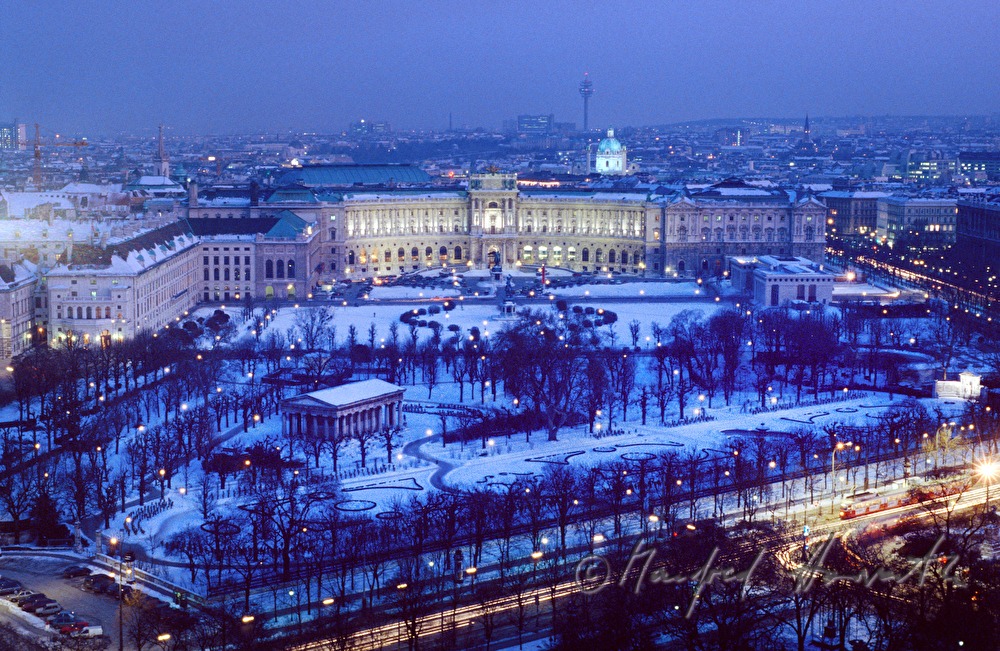 schneebedeckter  Heldenplatz