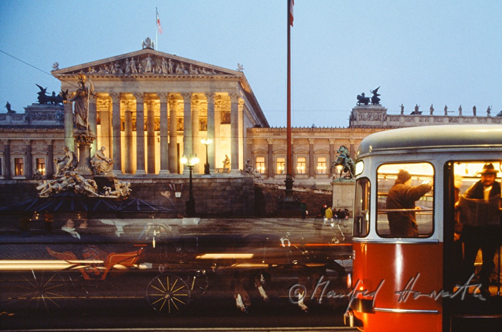 Strassenbahn und Fiaker
