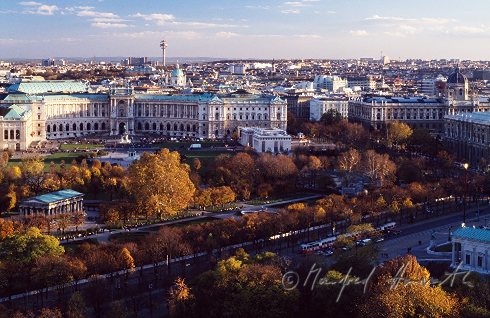 Heldenplatz und Burggarten vom Rathausturm